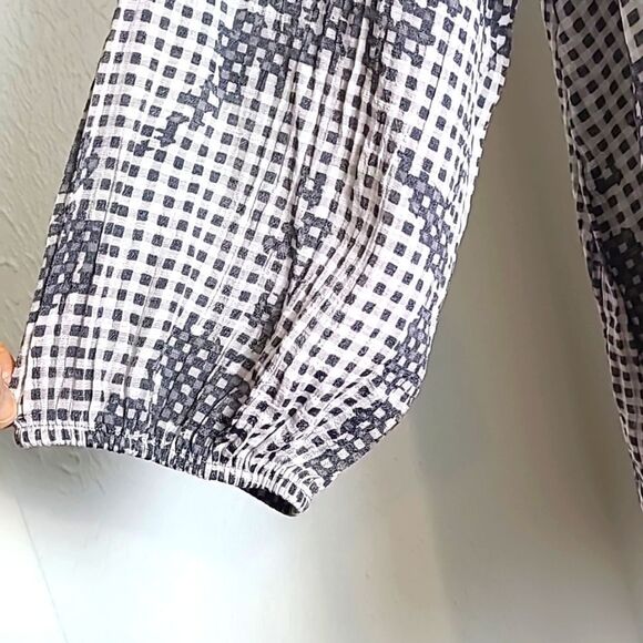 Fred David Light & Dark Gray Floral Dotted Print Top, Tie at Neckline, Size 1X - Picture 4 of 8